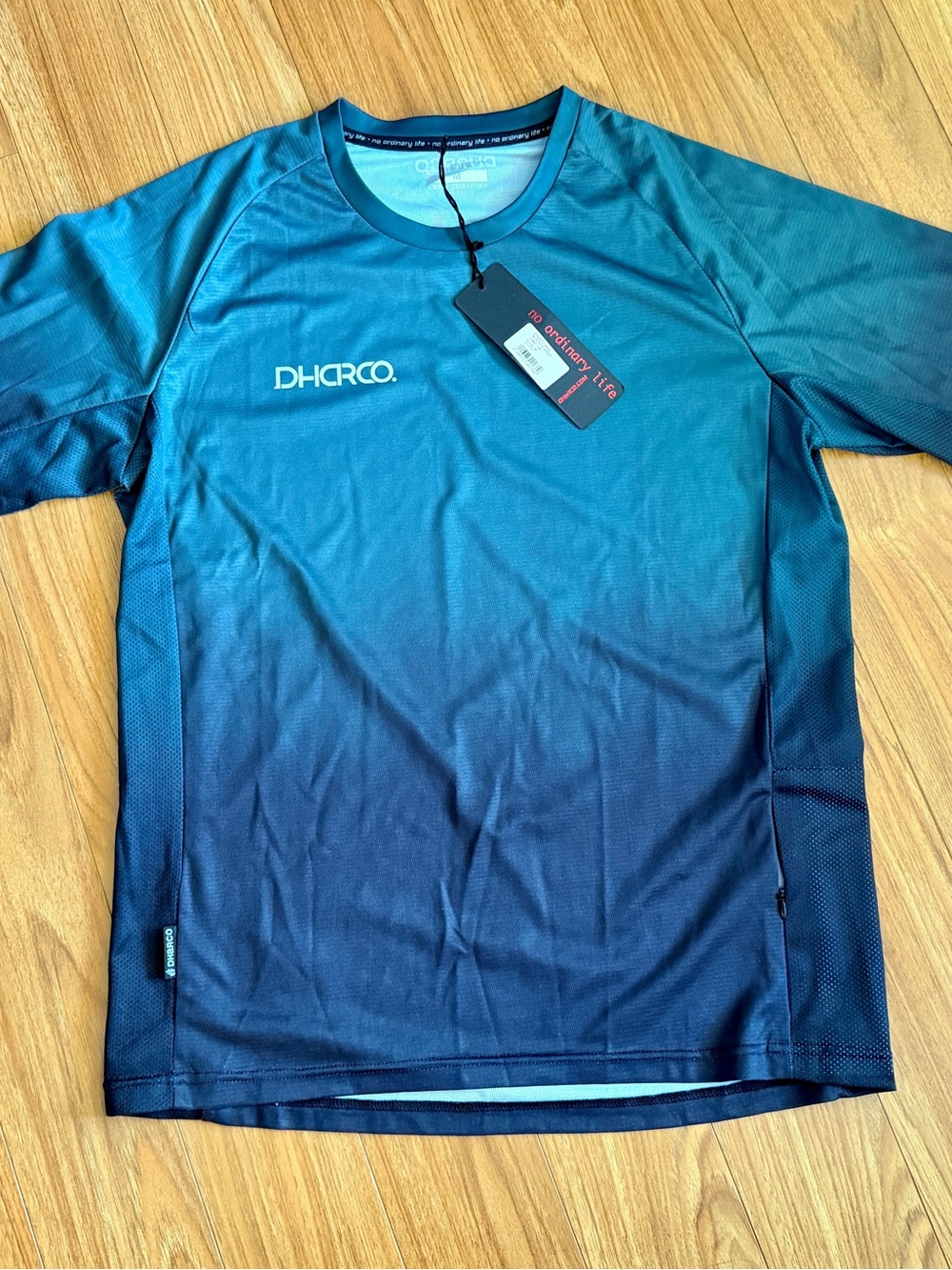 Brand new with tags Dharco Men’s Medium 3/4 Sleeve MTB Jersey.